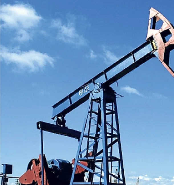 Unidad de bombeo mecánico en campo petrolero