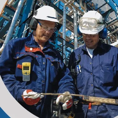 Técnicos de IMSERCOL S.A.S. realizando una inspección en planta
