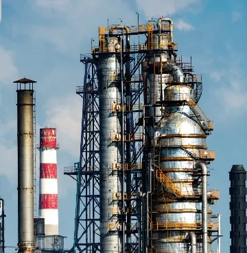 Refinería con torres de destilación y chimeneas